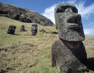 Rano Raraku Taş Ocağındaki Monolitik Heykeller, c.1000-1600